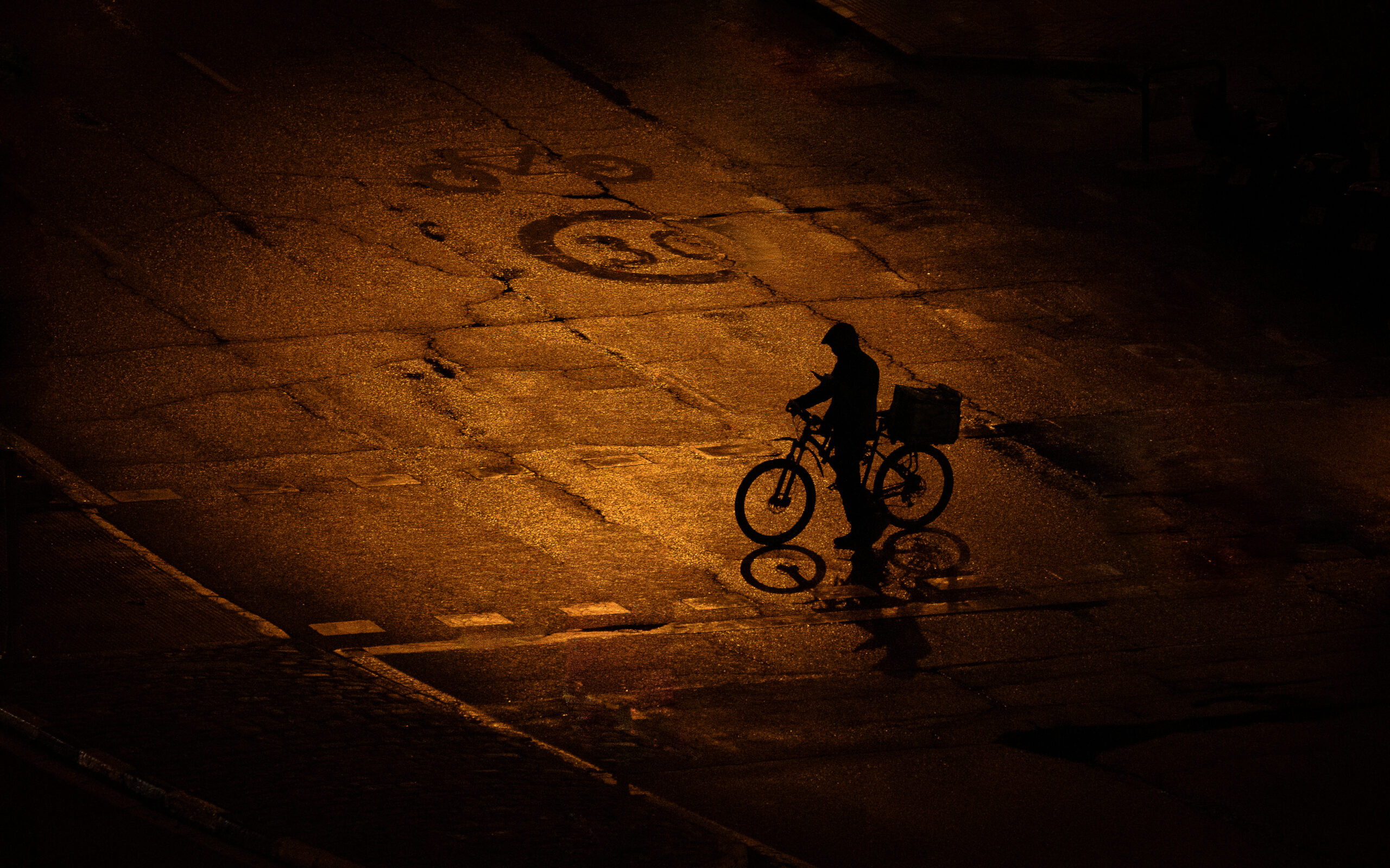 Cyklist i kvällsljus