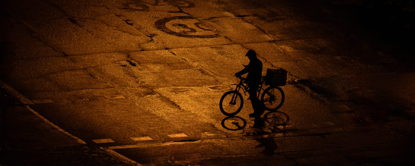 Cyklist i kvällsljus
